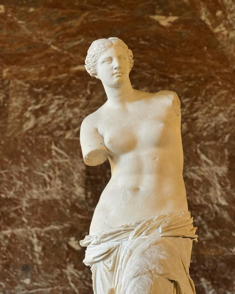 A Vênus de Milo, antiga estátua grega de Afrodite no Museu do Louvre, Paris