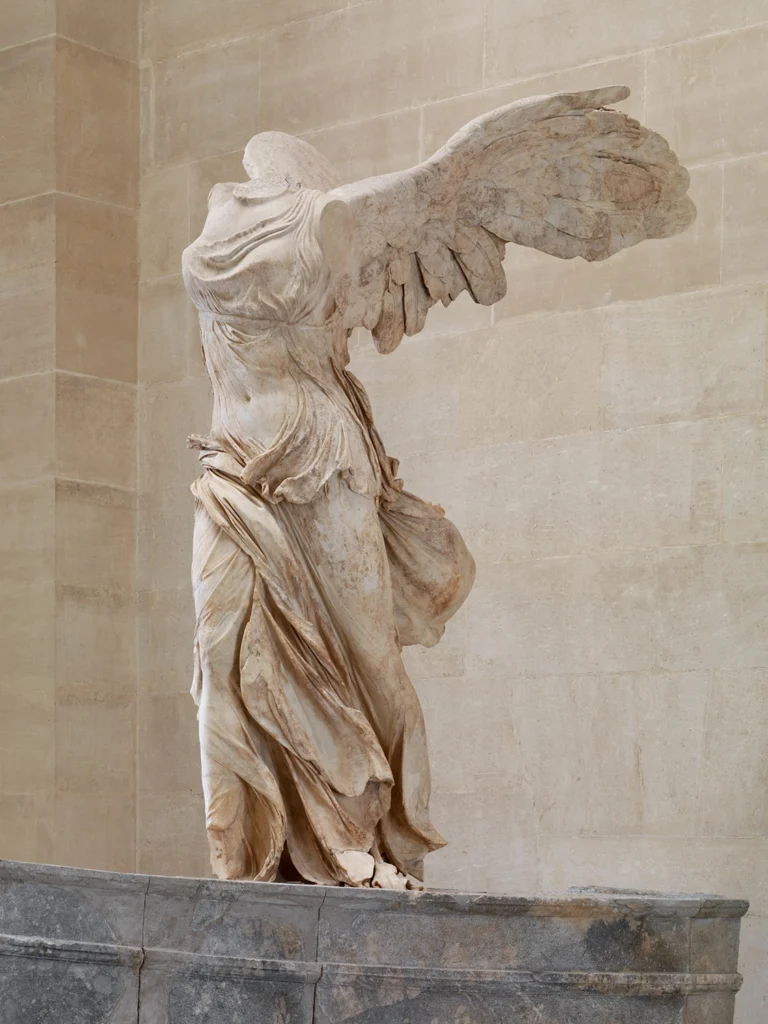 A Vitória Alada de Samotrácia, escultura helenística em mármore do Museu do Louvre, Paris